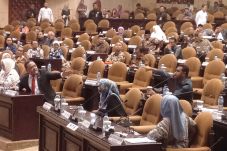 Berebut Interupsi, Sidang...