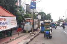 PKL Berjualan di Trotoar,...