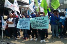 Buruh KBB Demo di DPRD,...