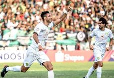 Debut Pemain Asing Warnai...