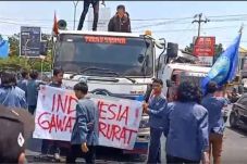 Mahasiswa Cirebon Demo...