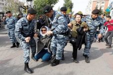 Protes Anti-China Pecah...