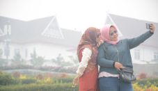 Warga Selfie di Tengah...