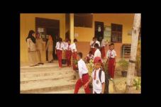 Kabut Masih Pekat, Siswa...