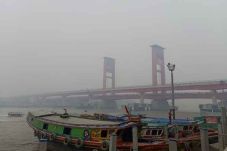 Kabut Asap Ganggu Transportasi...