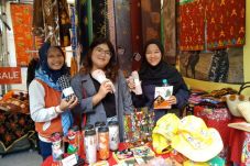 Tampil di Korea, Batik...
