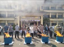 Polda Banten Musnahkan...