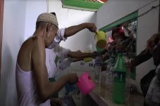 Warga Antre Ambil Air...