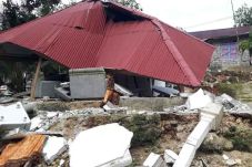 Dampak Gempa Bumi di...