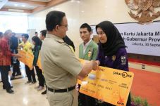 Anies Bagikan Kartu...