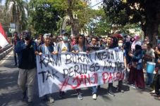 Ribuan Mahasiswa di...