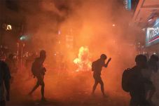 Polisi Hong Kong Tangkap...