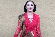 Tampil Cantik, Krisdayanti...