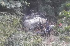 Truk Semen Padang Masuk...