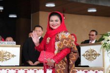 Puti Guntur Soekarno...