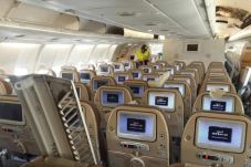 Pesawat Emirates Turbulensi,...