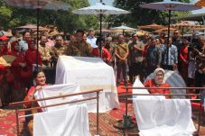 Presiden Jokowi Membatik...