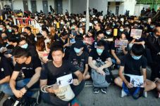 Demonstran Ditembak,...