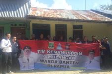 Tiba Di Jayapura, Tim...