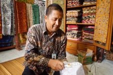 Membatik Kekinian dengan...