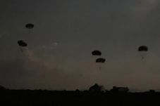 Latihan Terjun Malam,...