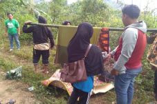 Dibawa Pakai Tandu ke...