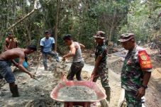 Dandim Sarko: Gotong...