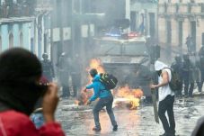 Polisi dan Demonstran...