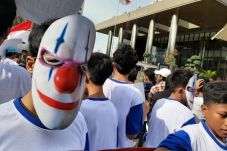 Demonstran Bertopeng...
