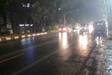 Hujan Sapa Jakarta,...