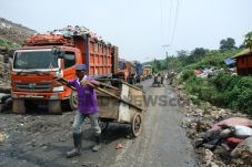 Kekurangan Armada Truk,...