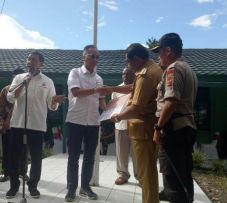 Kunjungi Pengungsi,...