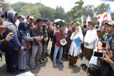 Hadapi Demonstran, Bupati...