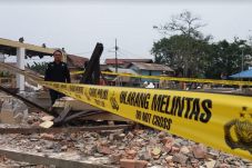 Reruntuhan Beton Masjid...