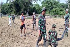 TNI dan SAD Gotong Royong...