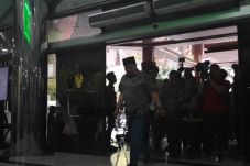 Jenguk Wiranto di RSPAD,...