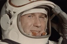 Leonov, Pria Pertama...