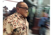 Kenakan Batik, ARB Jenguk...