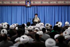 Khamenei Minta Militer...