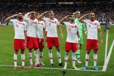 UEFA Buka Investigasi...