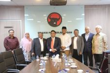 Jalin Komunikasi Politik,...
