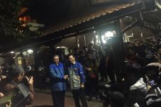 Kenakan Batik Biru,...