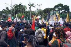 Demo Dilarang hingga...