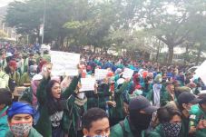 Dilarang Turun ke Jalan,...