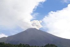 Lava Pijar Gunung Karangetan...