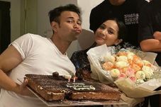 Rayakan 5 Tahun Pernikahan,...