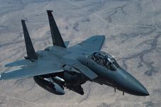 Jet Tempur F-15 AS Bombardir...