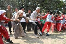 Serunya Lomba Tarik...