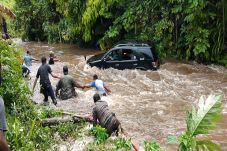 Nekat Melintasi Sungai,...