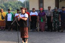 Bupati Suwirta Pimpin...